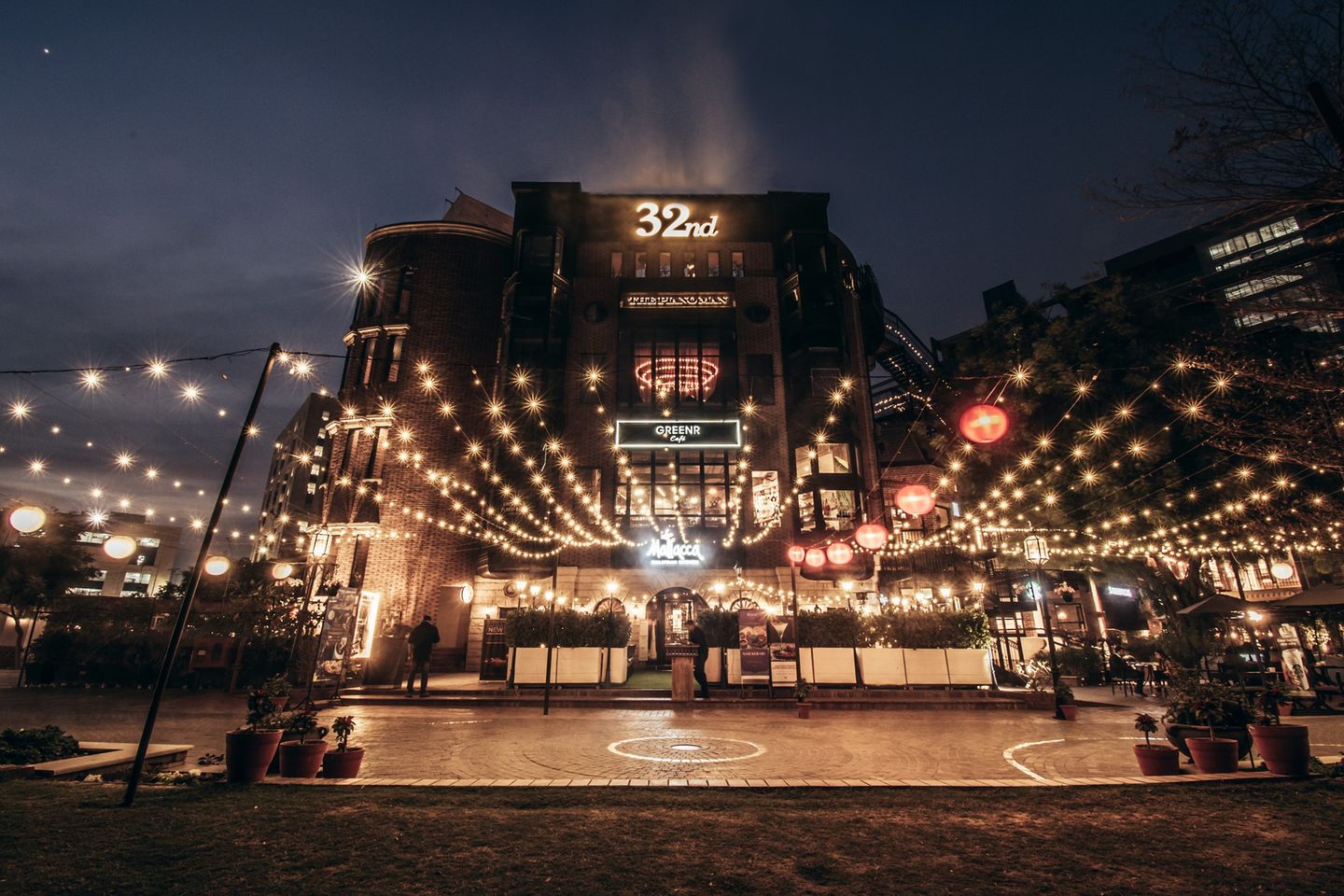 32nd Avenue (milestone)